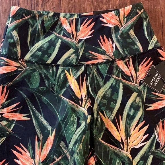 NWT BCBG MaxAzria Active Leggings Floral Print Size Small - Picture 2 of 10